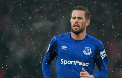 爱游戏下载-足球赛场焦点！克罗地亚队对阵意大利队，意外判罚引发热议，比赛氛围紧张